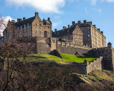 İskoçya 'nın tarihi Edinburgh şehrindeki Edinburgh Şatosu manzarası.