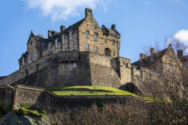 İskoçya 'nın tarihi şehri Edinburgh' daki muhteşem Edinburgh Şatosu 'na bakıyorum..