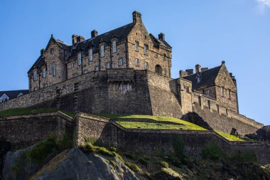 İskoçya 'nın tarihi şehri Edinburgh' daki muhteşem Edinburgh Şatosu 'na bakıyorum..