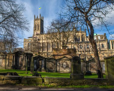 Aziz John Kilisesi, diğer adıyla Aziz Johns, İskoçya 'nın Edinburgh kentindeki St. Cuthberts kilisesinin avlusundan görülür..