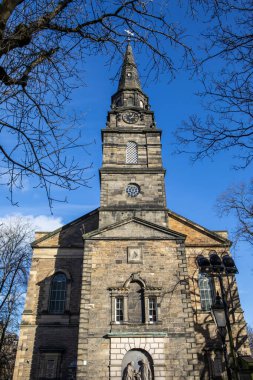 İskoçya 'nın Edinburgh kentindeki tarihi St. Cuthberts Kilisesi manzarası.