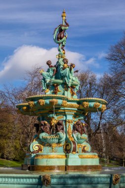Edinburgh, İskoçya - 17 Şubat 2023: İskoçya 'nın Edinburgh kentindeki West Princes Street Gardens' taki güzel Ross Çeşmesi.