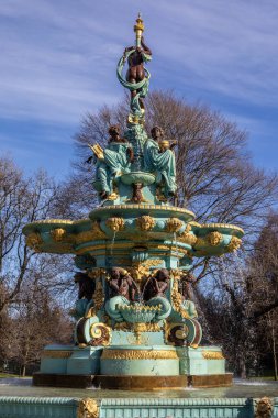 Edinburgh, İskoçya - 17 Şubat 2023: İskoçya 'nın Edinburgh kentindeki West Princes Street Gardens' taki güzel Ross Çeşmesi.
