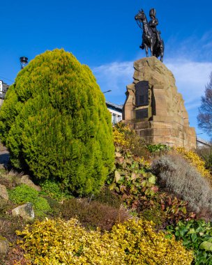 Edinburgh, İskoçya - 17 Şubat 2023: İskoçya 'nın Edinburgh kentindeki West Princes Street Gardens' da bulunan etkileyici Royal Scots Greys Anıtı.