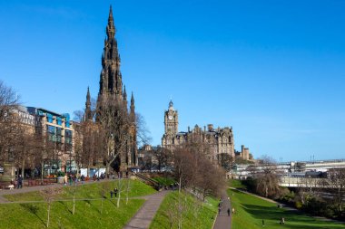 İskoçya, Edinburgh 'daki Doğu Princes Caddesi Bahçeleri, Scott Anıtı ve Balmoral Oteli' ne bakan bir manzara görülebilir..