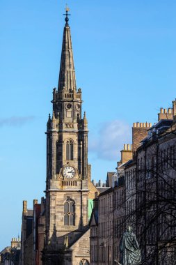İskoçya 'nın Edinburgh kentindeki Royal Mile' da bulunan Tron Kirk manzarası..