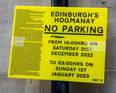 Edinburgh, İskoçya - 14 Şubat 2023: Hogmanay kutlamaları sırasında park kısıtlamalarını kamuoyuna bildiren Edinburgh kentindeki bir lamba üzerindeki tabela.
