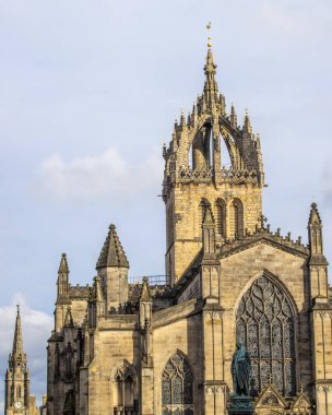 İskoçya 'nın Edinburgh kentindeki Royal Mile boyunca bulunan muhteşem St. Giles Katedrali. Tron Kirk 'ün kulesi distnace' de görülebilir..