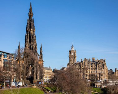 Edinburgh, İskoçya - 17 Şubat 2023: İskoçya 'nın Edinburgh kentindeki East Princes Street Gardens üzerinde Scott Anıtı ve Balmoral Otel manzarası.