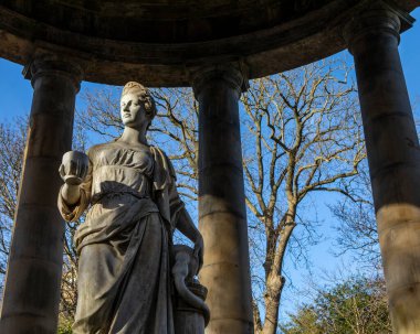 Edinburgh, İskoçya - 17 Şubat 2023: St. Bernards Edinburgh 'da Leith' in Suyu üzerinde, dairesel bir Yunan Tapınağı stiliyle Hijyen Heykeli ile inşa edilmiştir..