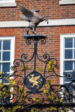 Londra, İngiltere - 20 Nisan 2023: Grays Inn Griffin ve Inner Temple 'lı Pegasus, Londra' daki İç Tapınak Bahçeleri 'nin kapısında - iki sembol, iki mahkeme hanı arasındaki dostluğu gösteriyor..