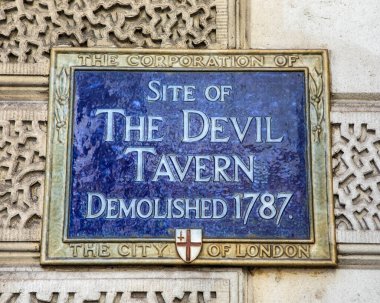 Londra, İngiltere - 20 Nisan 2023: Londra, İngiltere 'deki Fleet Caddesi' nde bir zamanlar Şeytan Tavernası 'nın yıkılana kadar bulunduğu yeri gösteren mavi bir plaket. 