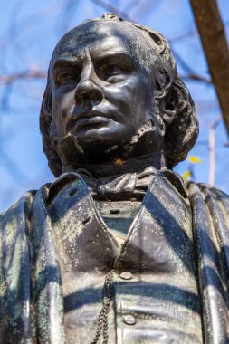 Londra, İngiltere - 20 Nisan 2023: Tarihi mühendis Isambard Kingdom Brunel 'in Londra, İngiltere' deki Victoria Embankment 'ta bulunan heykeli.