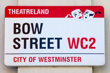Londra, İngiltere - 20 Nisan 2023: Londra, İngiltere 'de Bow Street için bir sokak tabelası.