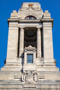 Freemasons Hall, Londra, İngiltere 'deki Great Queen Caddesi' nde İngiltere Birleşik Büyük Locası 'nın karargahı ve İngiltere Kraliyet Başpiskoposluğu' nun Yüce Büyük Bölümü..