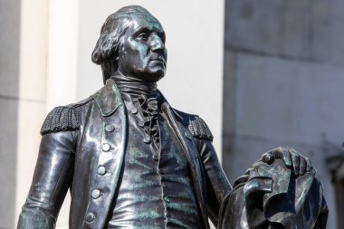 Londra, İngiltere - 20 Nisan 2023: İlk Amerikan Başkanı George Washington 'ın bir heykeli, Londra, İngiltere' deki Ulusal Galeri 'nin dışında yer almaktadır..