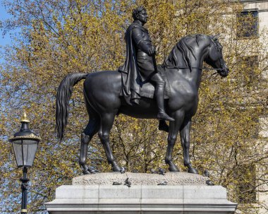 Londra, İngiltere - 20 Nisan 2023: Kral IV. George 'un Londra' daki Trafalgar Meydanı 'nda bulunan heykeli.