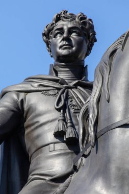 Londra, İngiltere - 20 Nisan 2023: Kral IV. George 'un Londra' daki Trafalgar Meydanı 'nda bulunan heykeli.