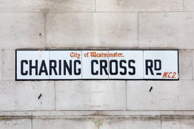 Londra, İngiltere 'deki Westminster şehrinde Charing Cross Road için sokak tabelası..