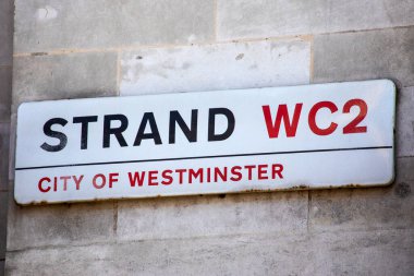 Londra, İngiltere - 20 Nisan 2023: Londra 'daki Westminster şehrinde Strand için sokak tabelası.