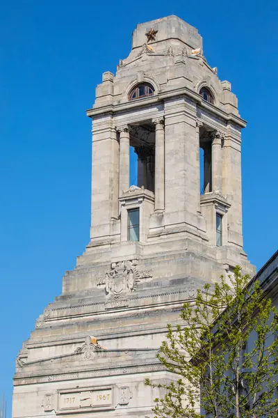 Freemasons Hall, Londra, İngiltere 'deki Great Queen Caddesi' nde İngiltere Birleşik Büyük Locası 'nın karargahı ve İngiltere Kraliyet Başpiskoposluğu' nun Yüce Büyük Bölümü..