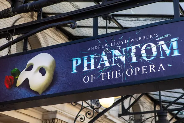 Londra, İngiltere - 20 Nisan 2023: Londra, İngiltere 'deki Majesteleri Tiyatrosu' nun dış tarafında Andrew Lloyd Webber 'in 