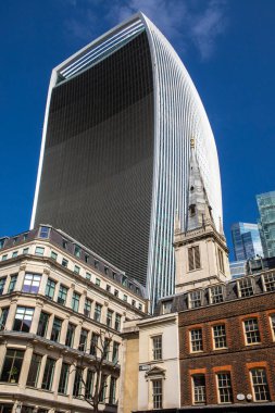 St. Margaret Pattens Kilisesi, Eastcheap, Londra, İngiltere. Telsiz olarak da bilinen 20 Fenchurch Caddesi 'nin gökdeleninde gökdelenler yükseliyor..