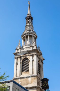 İngiltere 'nin başkenti Londra' da bulunan St. Mary-le-Bow kilisesinin muhteşem kulesi altın bir ejderha heykeliyle kaplandı..