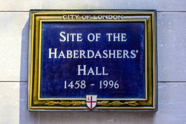 Londra, İngiltere - 20 Nisan 2023: Londra 'daki Gresham Caddesi' nde Haberdashers Hall 'un bir zamanlar bulunduğu yeri gösteren mavi bir plaket.
