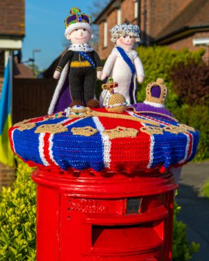 Sussex, İngiltere - 30 Nisan 2023: West Sussex, İngiltere 'deki Cowfold kasabasında kırmızı bir posta kutusuna örülmüş bir posta kutusu..