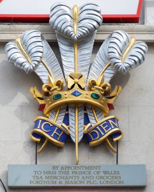 Londra, İngiltere - 30 Nisan 2023: Londra, İngiltere 'deki Piccadilly' deki Fortnum ve Mason mağazalarının dış yüzeyi için Kraliyet Warrant 'ına yakın çekim.