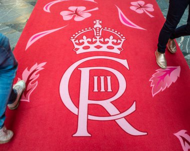 Londra, İngiltere - 30 Nisan 2023: The cypher of King Charles III, Londra 'daki Burlington Arcade' de kırmızı halıda. Logo Majestelerinin taç giyme töreninin anısına sergileniyor..