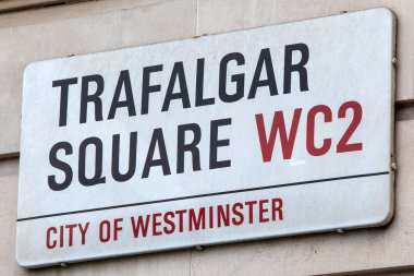 Londra, İngiltere - 30 Nisan 2023: Londra, İngiltere 'de Trafalgar Meydanı için bir sokak tabelasının yakın çekimi.