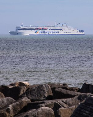 Wight Adası, İngiltere - 1 Mayıs 2023: İngiltere 'nin Wight Adası' ndaki Ventnor kıyılarından görülen bir Brittany Ferries gemisi.