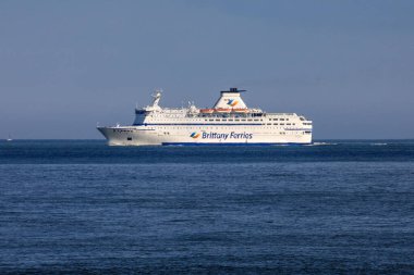 Wight Adası, İngiltere - 1 Mayıs 2023: İngiltere 'nin Wight Adası' ndaki Ventnor kıyılarından görülen bir Brittany Ferries gemisi.