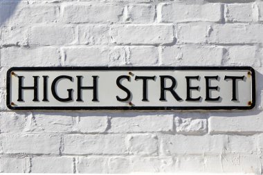 İngiltere, Wight Adası 'ndaki güzel Yarmouth kasabasında, High Street için bir sokak tabelası..