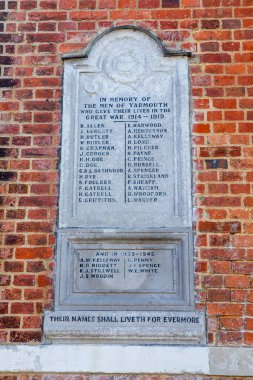 Wight Adası, İngiltere - 2 Mayıs 2023: Yarmouth Belediye Sarayı 'ndaki Savaş Anıtı, her iki dünya savaşında da hayatlarını veren insanların anısına, İngiltere' nin Wight Adası, Yarmouth 'ta.