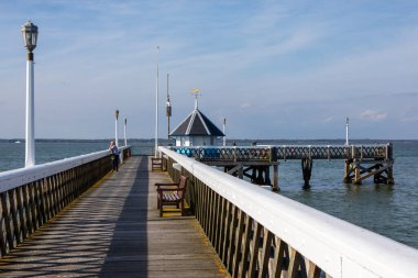 Wight Adası, İngiltere - 2 Mayıs 2023: İngiltere 'nin Wight Adası' ndaki Yarmouth kasabasındaki tarihi Yarmouth İskelesi manzarası.