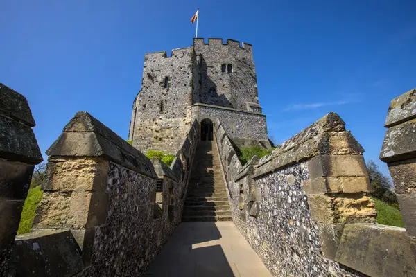 Sussex, İngiltere - 29 Nisan 2023: Arundel, Batı Sussex 'teki tarihi Arundel Şatosu' nda Kale 'ye giden adımlar.