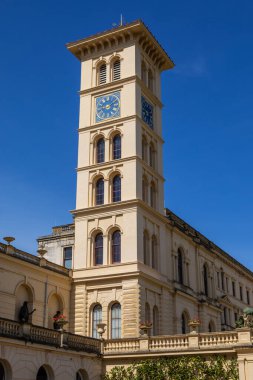 Wight Adası, İngiltere - 3 Mayıs 2023: Büyüleyici Osborne Evi 'ndeki saat kulesi - İngiltere' nin Wight Adası 'ndaki Doğu Cowes' da bulunan Kraliçe I. Victoria 'nın eski evi..