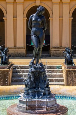 Wight Adası, İngiltere - 3 Mayıs 2023: Osborne House bahçesinde bir çeşme - İngiltere 'nin Wight Adası' ndaki Doğu Cowes 'da bulunan Kraliçe I. Victoria' nın eski evi..