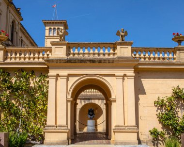 Wight Adası, İngiltere - 3 Mayıs 2023: İngiltere 'nin Wight Adası' ndaki Doğu Cowes 'da bulunan Kraliçe 1. Victoria' nın eski konutu, çarpıcı Osborne Evi manzarası.