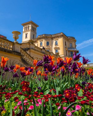 Wight Adası, İngiltere - 3 Mayıs 2023: Osborne House 'daki Terrace Gardens manzarası - İngiltere' nin Wight Adası 'ndaki Doğu Cowes' da bulunan Kraliçe I. Victoria 'nın eski evi..