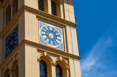 Wight Adası, İngiltere - 3 Mayıs 2023: Büyüleyici Osborne Evi 'ndeki saat kulesi - İngiltere' nin Wight Adası 'ndaki Doğu Cowes' da bulunan Kraliçe I. Victoria 'nın eski evi..