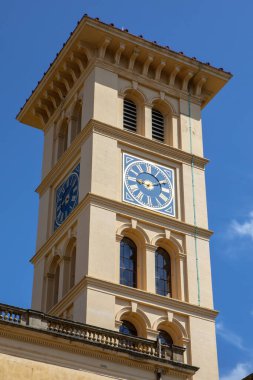 Wight Adası, İngiltere - 3 Mayıs 2023: Büyüleyici Osborne Evi 'ndeki saat kulesi - İngiltere' nin Wight Adası 'ndaki Doğu Cowes' da bulunan Kraliçe I. Victoria 'nın eski evi..