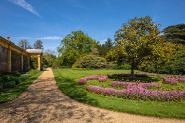 Wight Adası, İngiltere - 3 Mayıs 2023: Osborne House 'daki Bahçeler' de bir manzara - İngiltere 'nin Wight Adası' ndaki Doğu Cowes 'da bulunan Kraliçe 1. Victoria' nın eski evi..