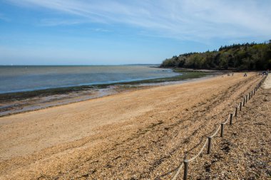Wight Adası, İngiltere - 3 Mayıs 2023: Wight Adası 'ndaki Osborne House' un özel plajı. Victoria, Prens Albert ve çocukları Osborne Evi 'nde kalırken burada yüzdüler..
