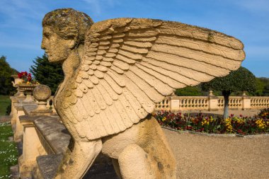 Wight Adası, İngiltere - 3 Mayıs 2023: Osborne Evi 'nde alışılmadık taş heykel - İngiltere' nin Wight Adası 'ndaki Doğu Cowes' da bulunan Kraliçe I. Victoria 'nın eski konutu..