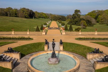 Wight Adası, İngiltere - 3 Mayıs 2023: Osborne House 'daki teras bahçesinden görüntü - İngiltere' nin Wight Adası 'ndaki Doğu Cowes' da bulunan Kraliçe 1. Victoria 'nın eski evi..