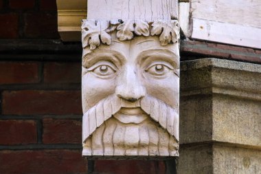 İngiltere 'nin Wight Adası' ndaki Newport kasabasındaki bir binanın mimari ayrıntıları..